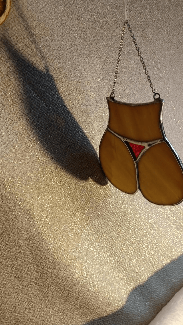 P'tit cul en string rouge 