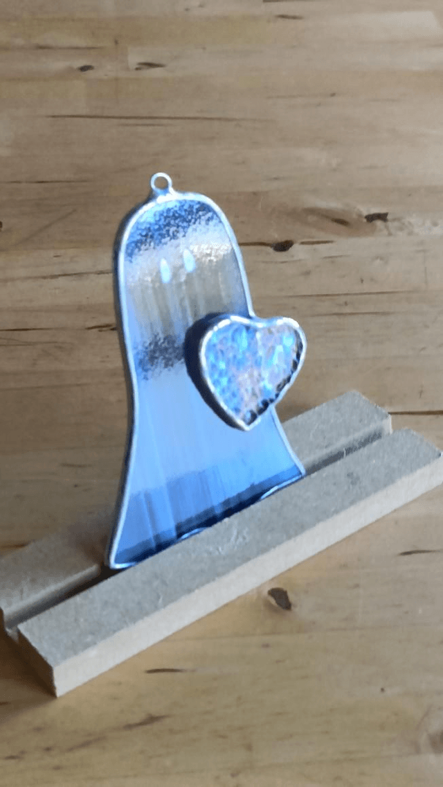 Fantôme d'amour violet et cœur iridescent 