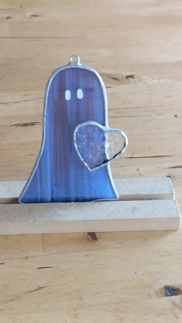 Fantôme d'amour violet et cœur iridescent 