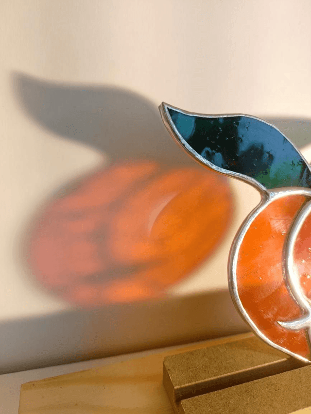 Boule de pêche orange grandes feuilles 