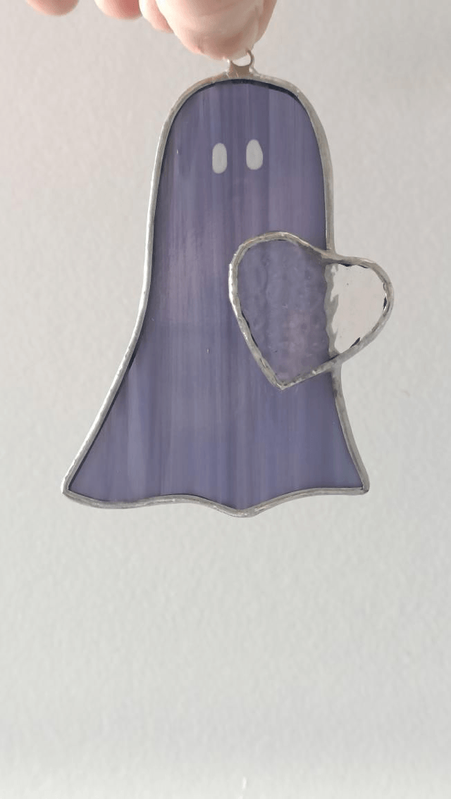 Fantôme d'amour violet et cœur iridescent 